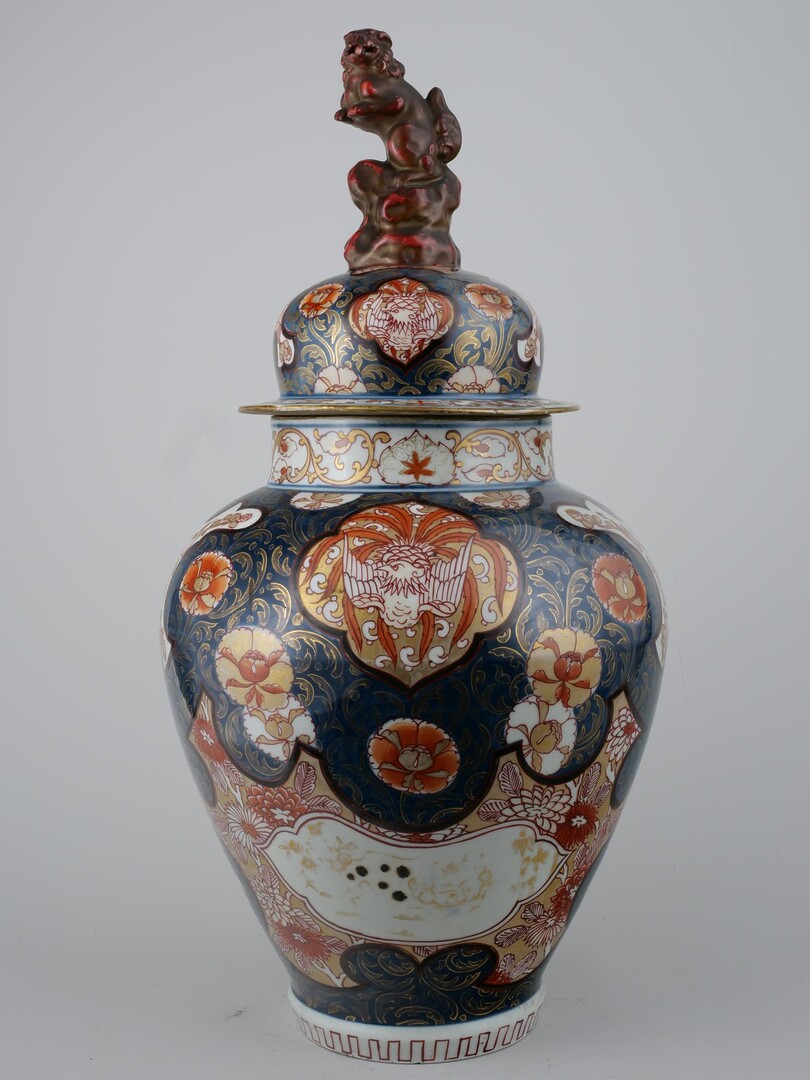 Artisan japonais, Vase, style Imari kinrande, 2e moitié du XIXe siècle, porcelaine, oxyde de cobalt sous couverte, émail rouge et doré sur couverte, Orléans, Hôtel Cabu - musée d’Histoire et d’Archéologie, inv. 6839.1
