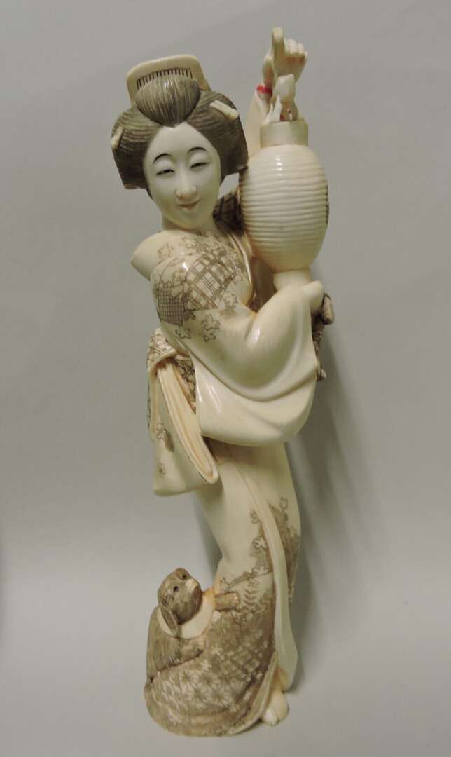 Gyokuzan (XIXe - XXe siècle), Maiko tenant une lanterne et accompagnée d’un chien, 2e moitié du XIXe siècle, Orléans, Hôtel Cabu - musée d’Histoire et d’Archéologie, inv. 2000.2.141